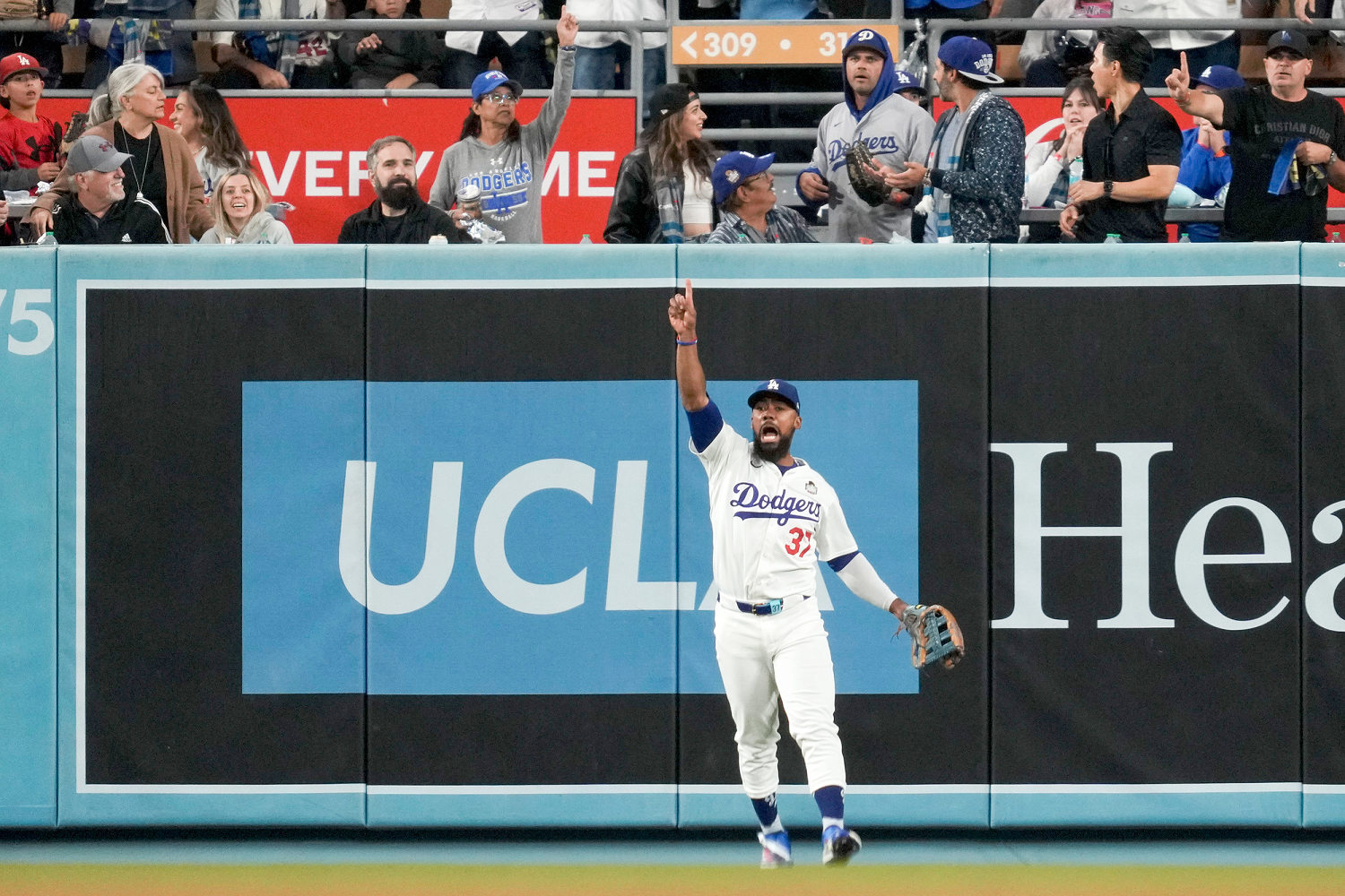 gleyber-torres'-hit-called-a-double-after-fan-interfered-and-reached-over-stands-to-make-the-catch