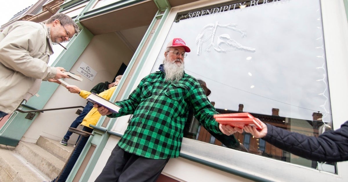 Michigan Townspeople Move 9,100 Books To New Home One By One