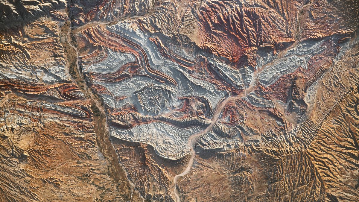 Iran’s folded rocks: The crumpled mountains at the intersection of Asia and Europe
