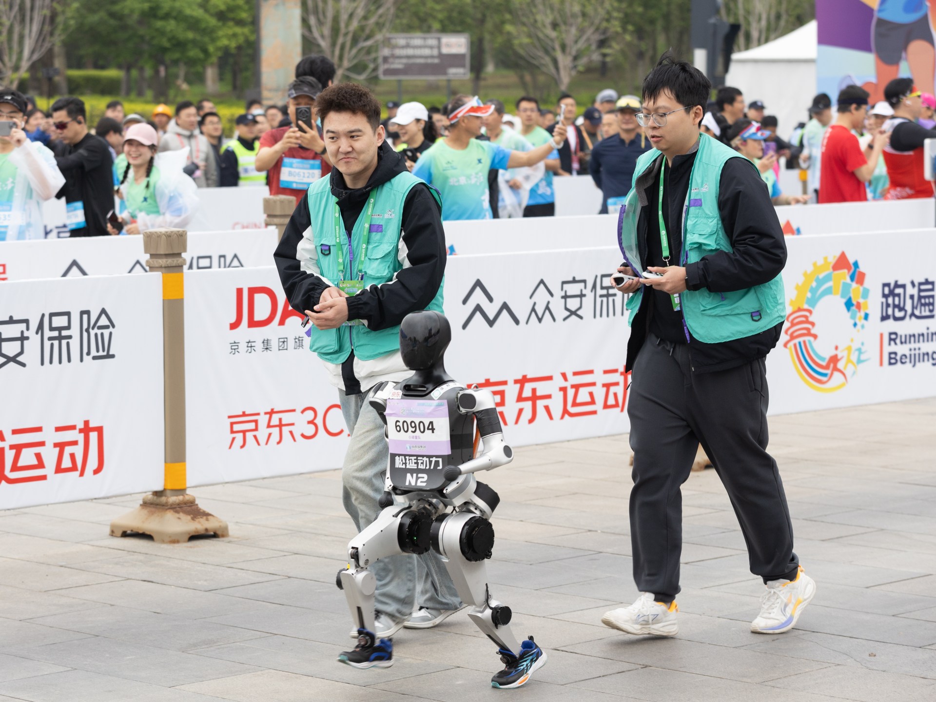 Humans outrun robots at Beijing half-marathon