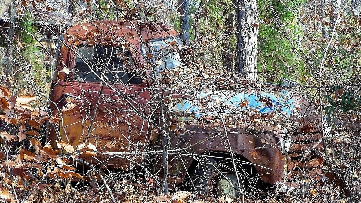 2 Girls Missing for 40 Years Until a Man Saw an Old Car and Broke It Open?