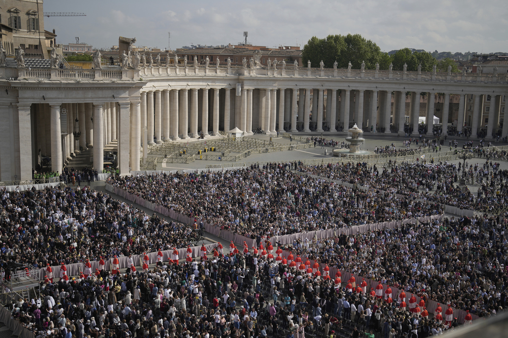 Pilgrims flock to St. Peter’s ahead of Pope Francis’s funeral