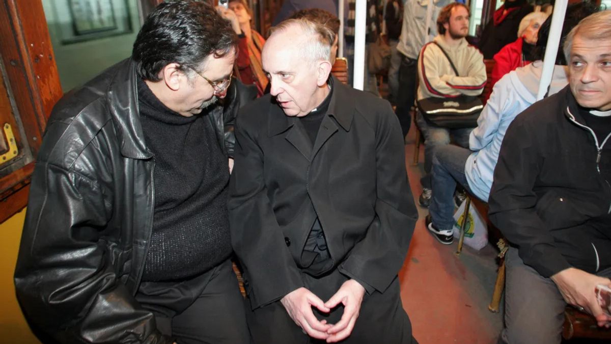 Photographers snapped Pope Francis riding subway — just not in 1998