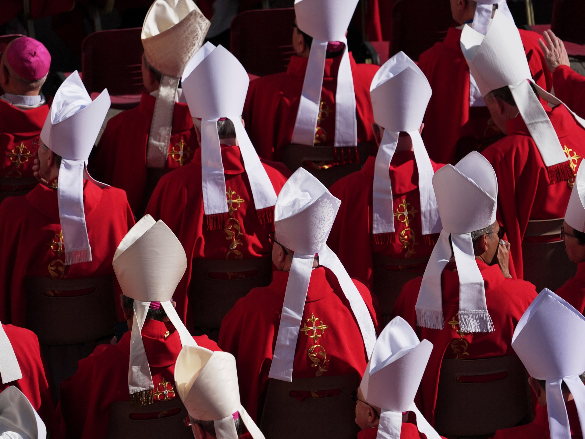 Who are the main contenders to be the next pope?