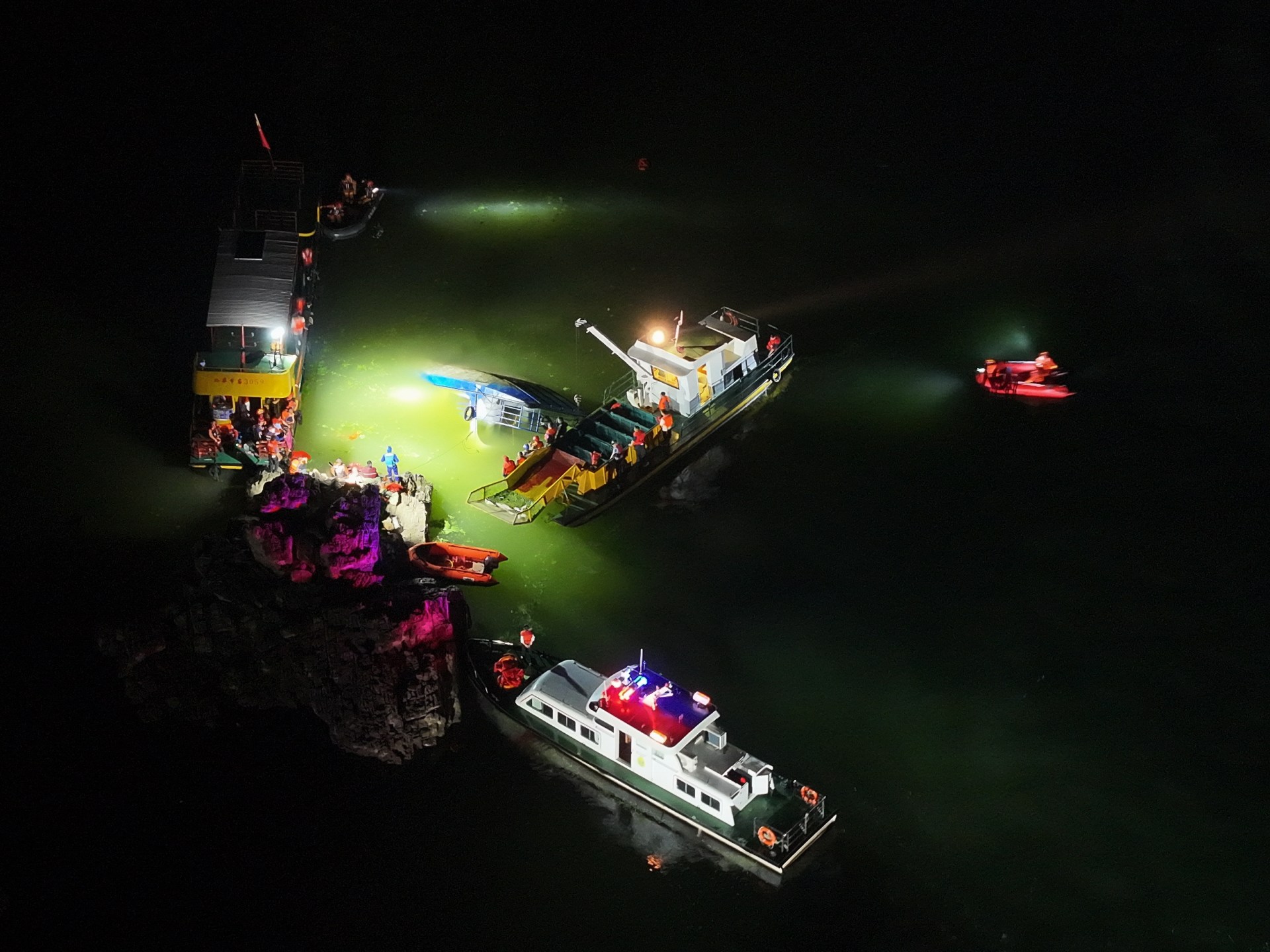 Storm kills 10 in China as tourist boats capsize