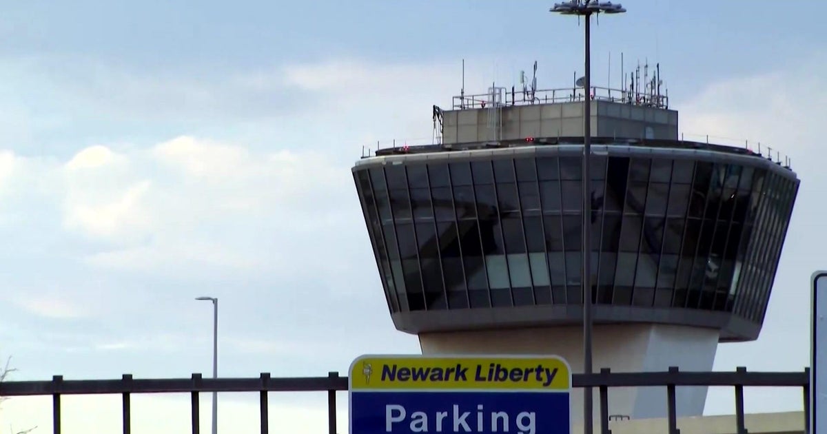 Newark Airport controllers on trauma leave after communication outage, FAA says