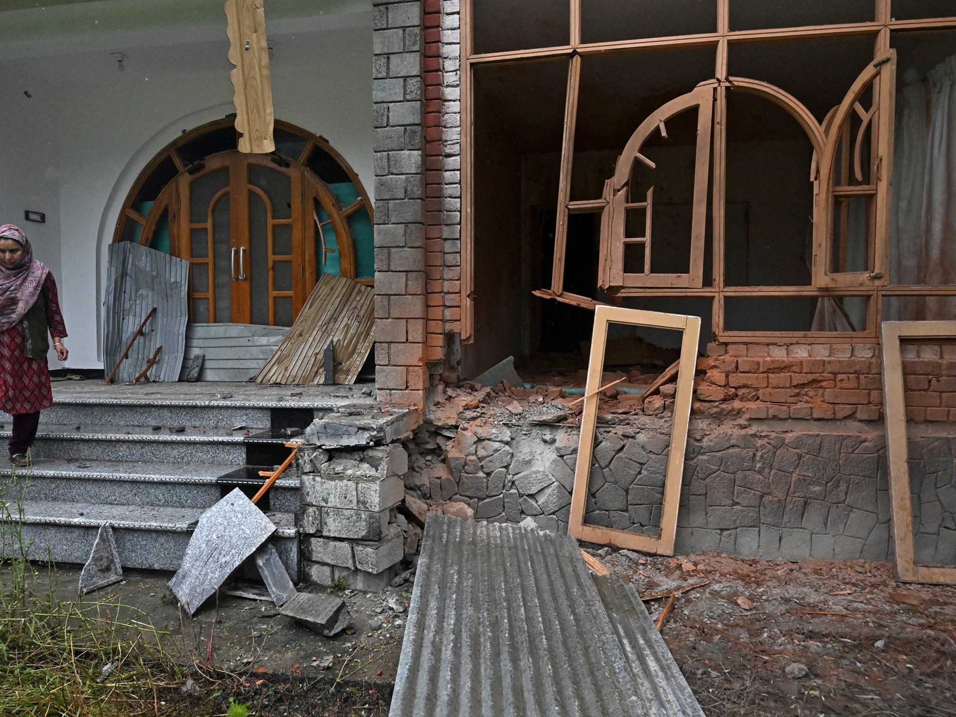 Night of intense bombardment sends people fleeing in Kashmir
