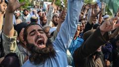 How can India and Pakistan find a way to de-escalate?