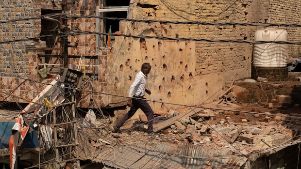 Pakistan, India trade missile strikes amid calls for de-escalation