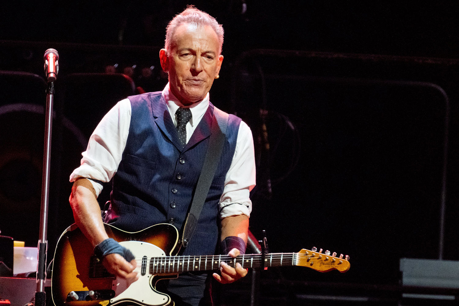 Bruce Springsteen opens U.K. tour by calling Trump ‘unfit’ for office