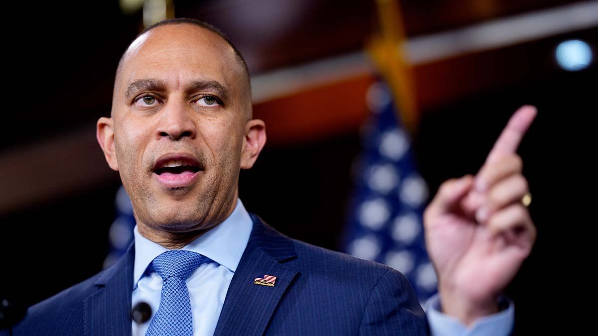 Hakeem Jeffries received $1.2M luxury apartment from Mexican government?