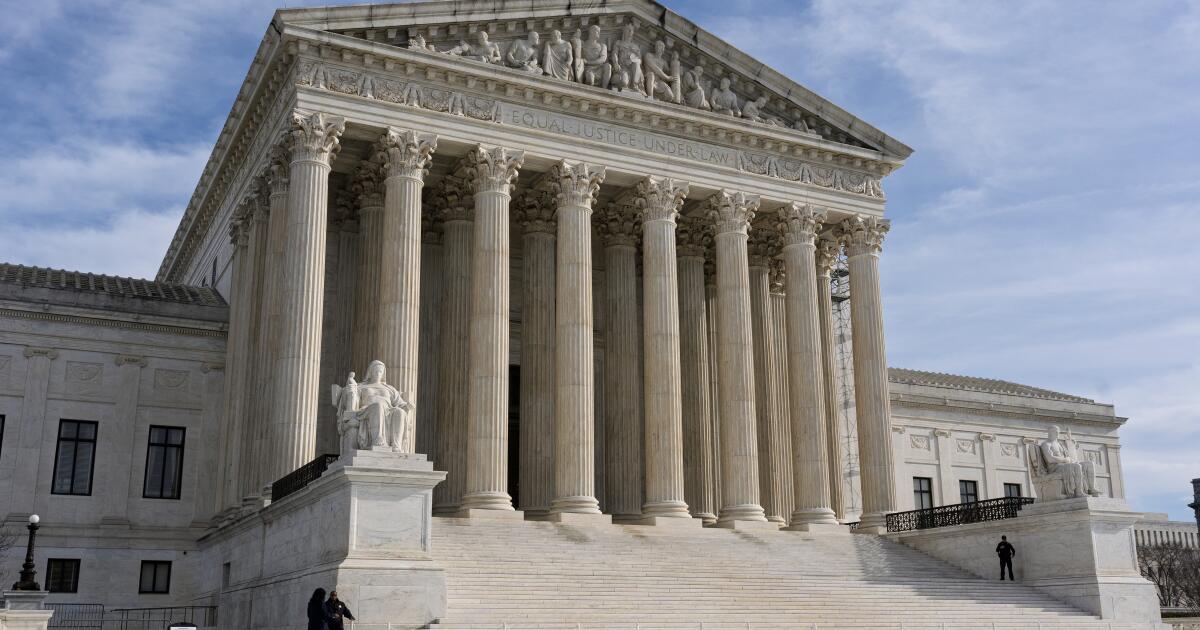 Supreme Court rebukes Texas judges, backs hearing before deportation for detained Venezuelans