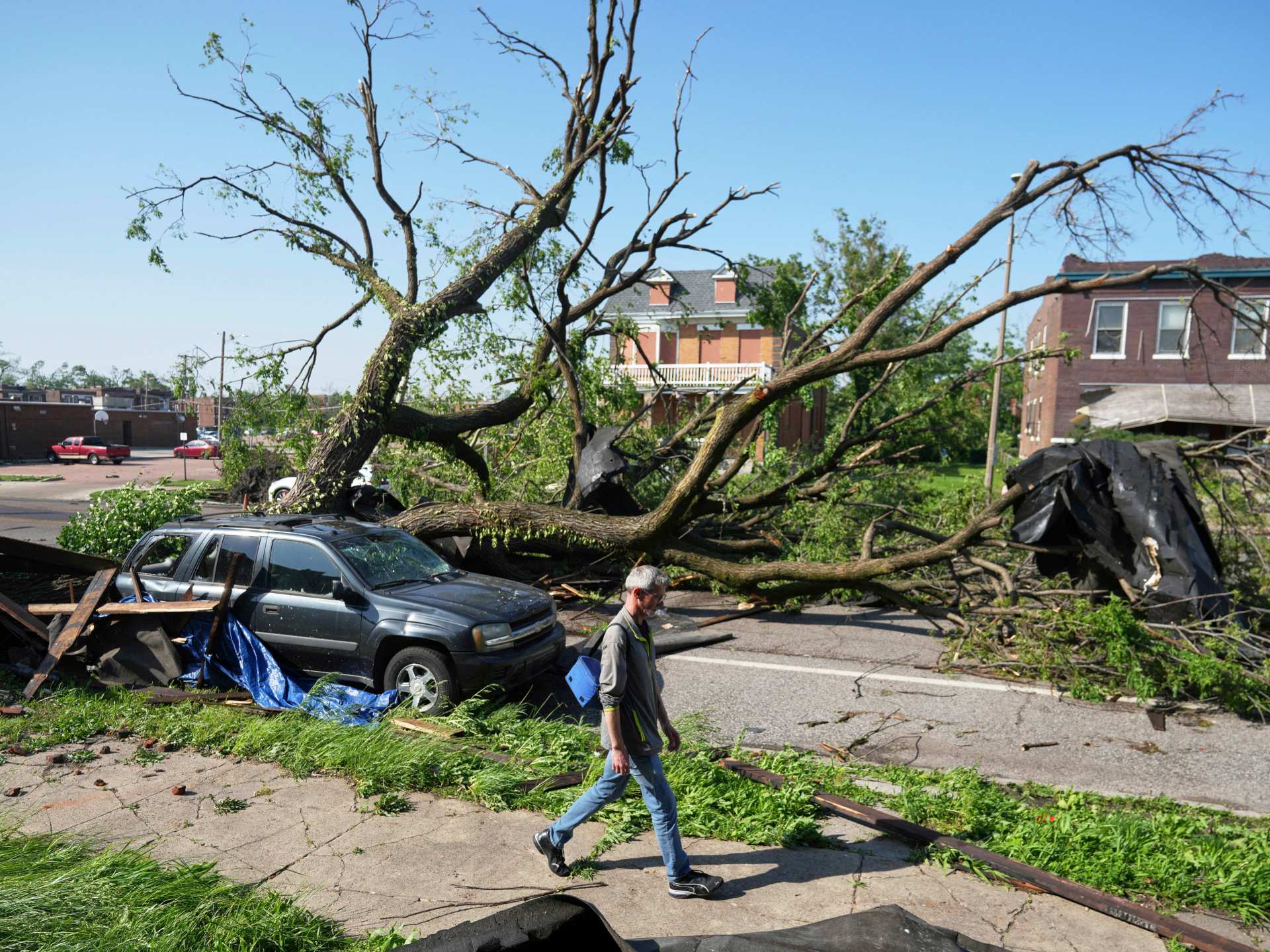 At least 21 dead after storms hit US states of Missouri and Kentucky