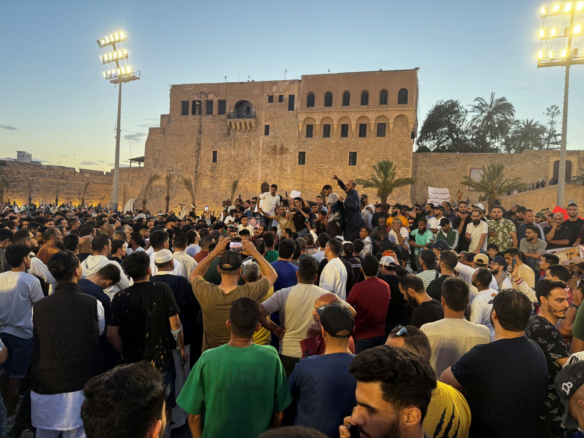 Libyan ministers resign as protesters call for government to step down