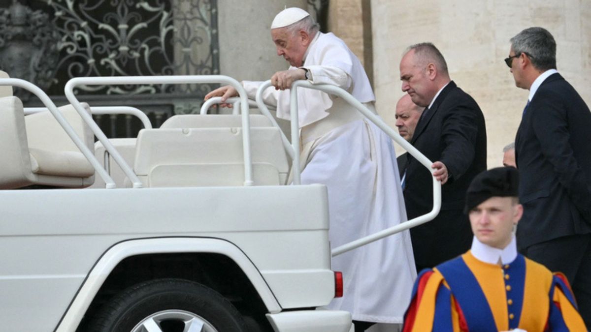 What we know about Pope Francis donating popemobile to children in Gaza before he died