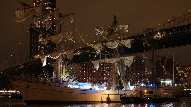 Injuries reported after Mexican navy ship sails into Brooklyn Bridge