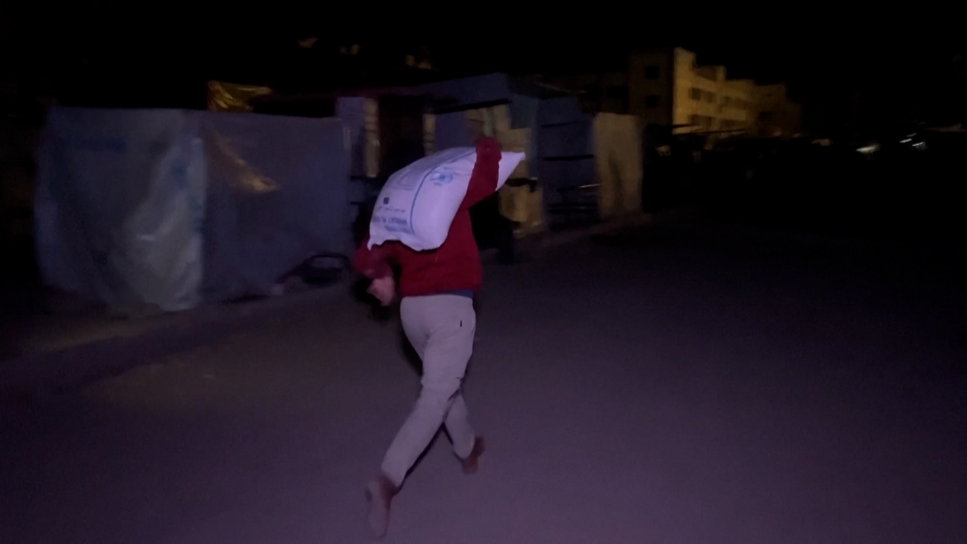 Video: Palestinians in Gaza unload flour as limited aid finally arrives