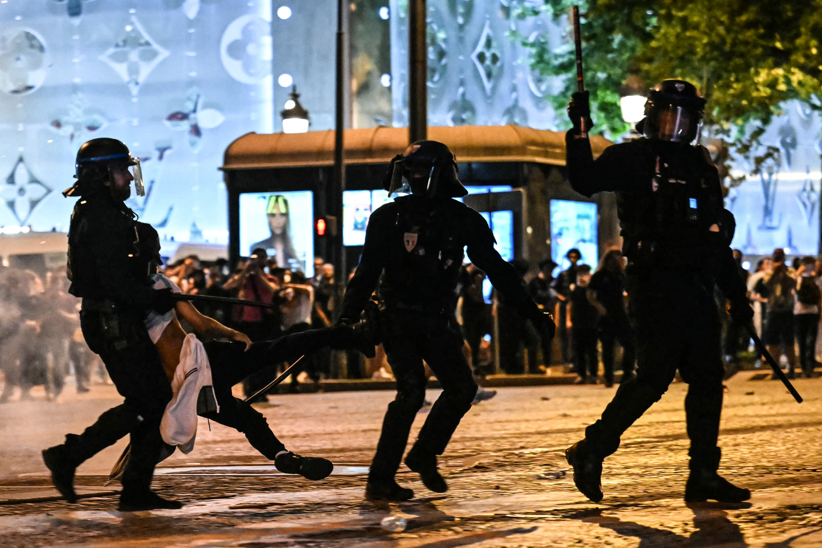 PSG victory sparks deadly Paris riots