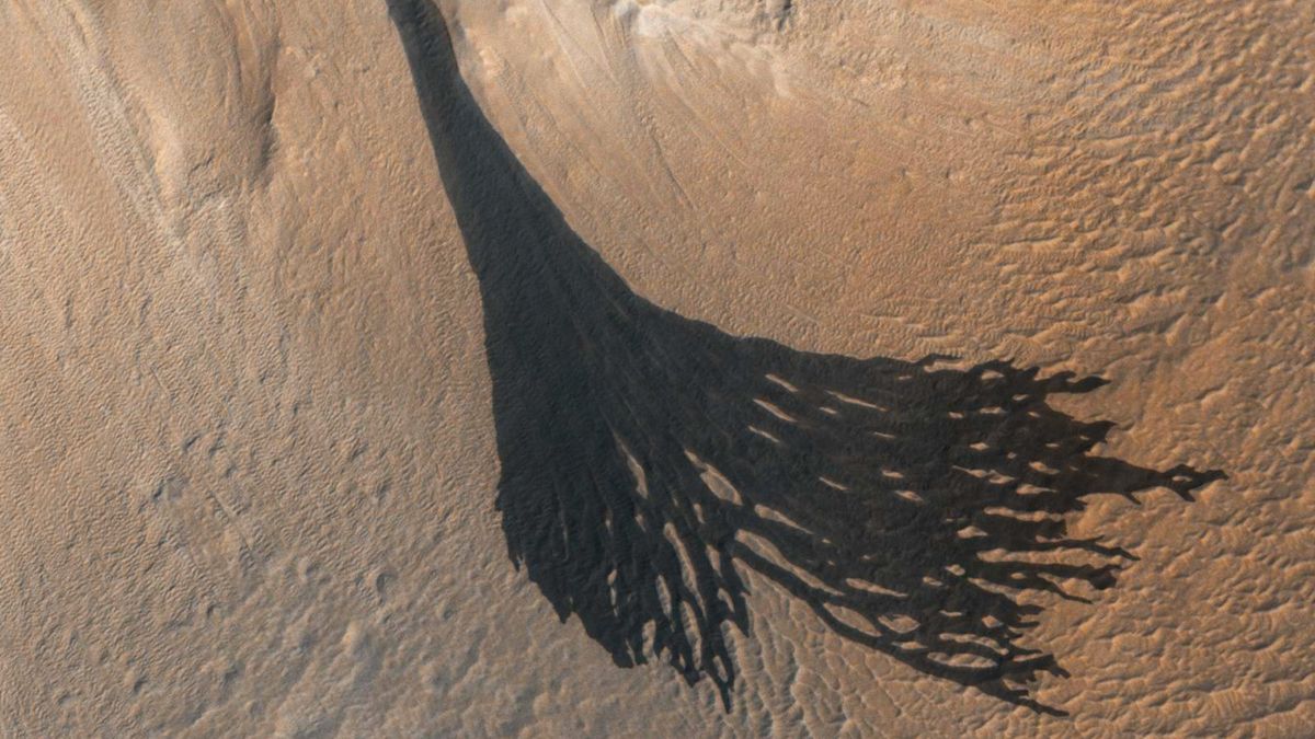 Long, dark ‘streaks’ spotted on Mars aren’t what scientists thought