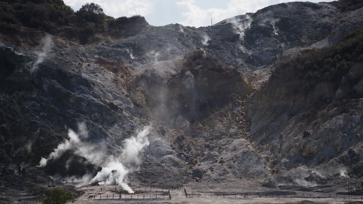 Hidden layer beneath Italy’s Campi Flegrei caldera may explain why it’s so restless