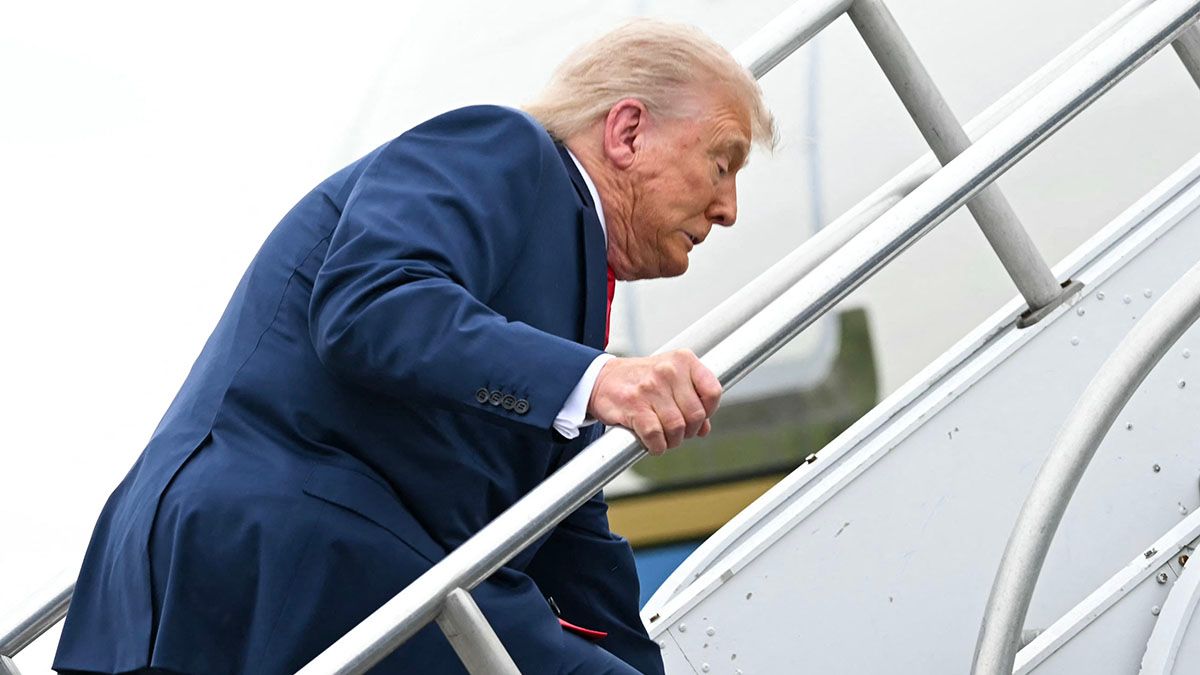 Yes, video shows Trump stumbling up steps to Air Force One