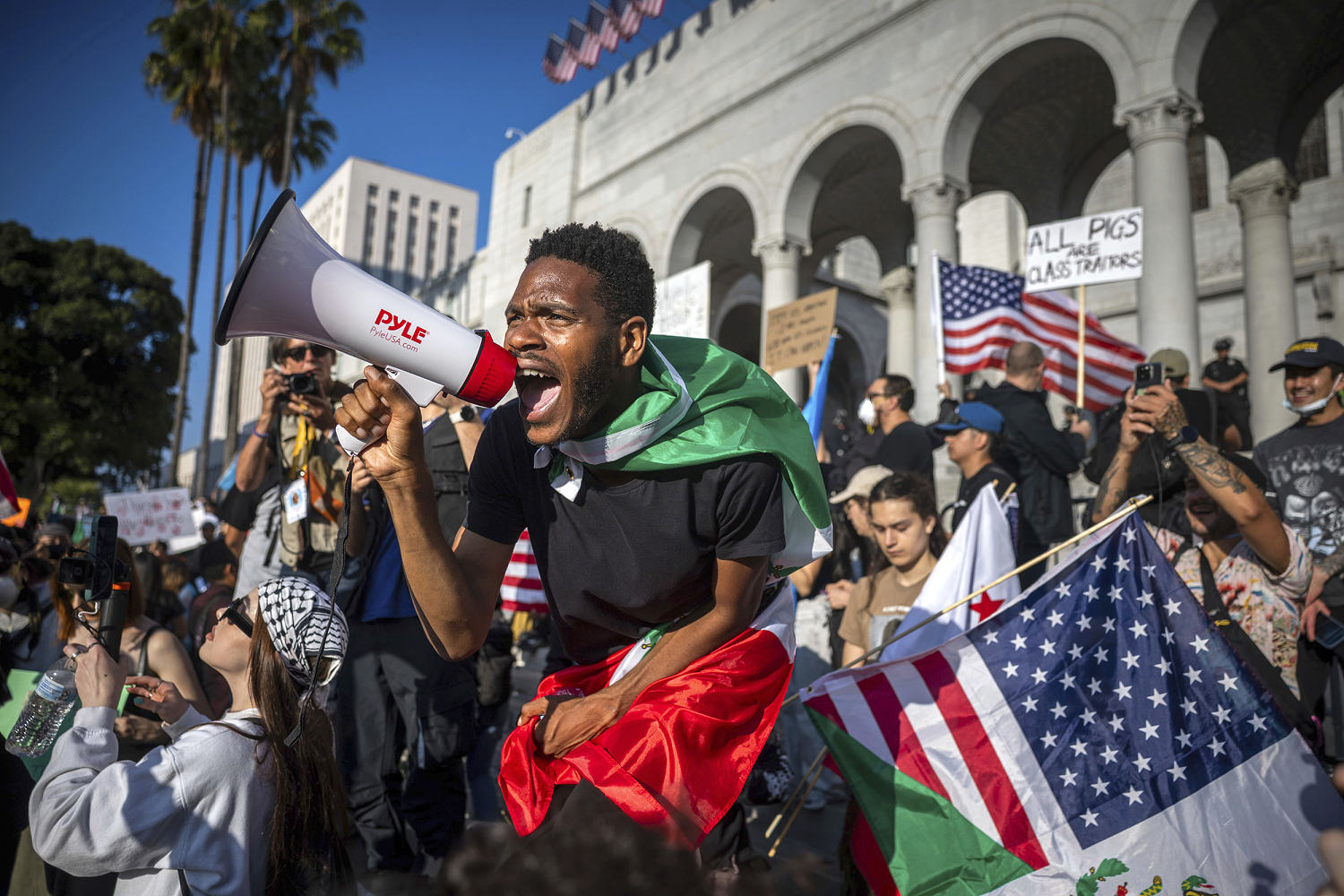 Spanish-language misinformation on Los Angeles protests pushes a familiar theme