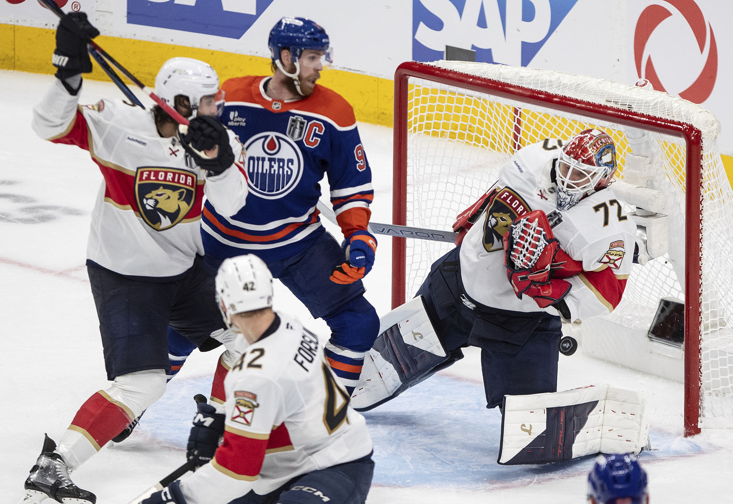 Panthers close in on 2nd straight Stanley Cup title by beating the Oilers 5-2 in Game 5