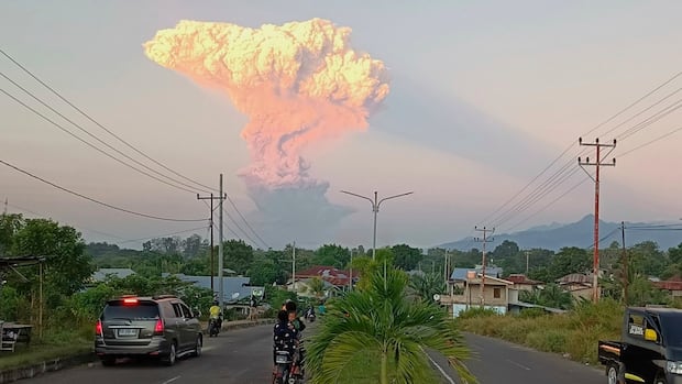 Volcanic eruption in Indonesia forces evacuations, cancelled flights