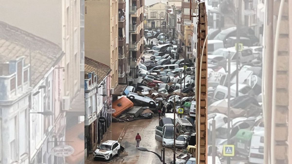 Real Photo of Cars Piled Up After Floods in Spain?