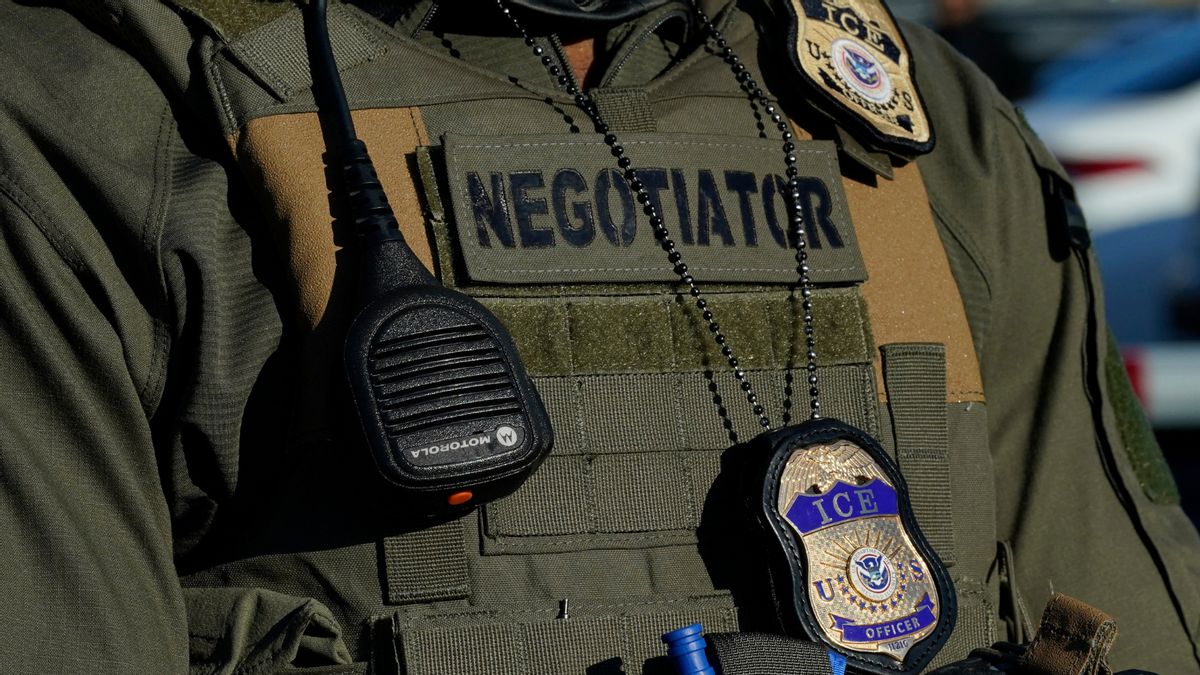 Debunking rumors protesters ‘glitter bombed’ ICE agents making arrests