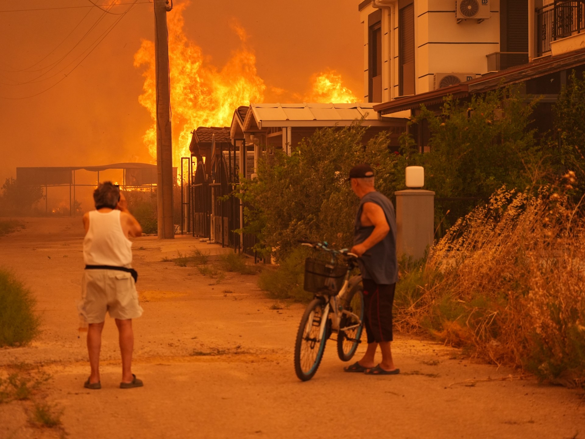 Turkiye battles wildfires in Izmir for second day, evacuates areas