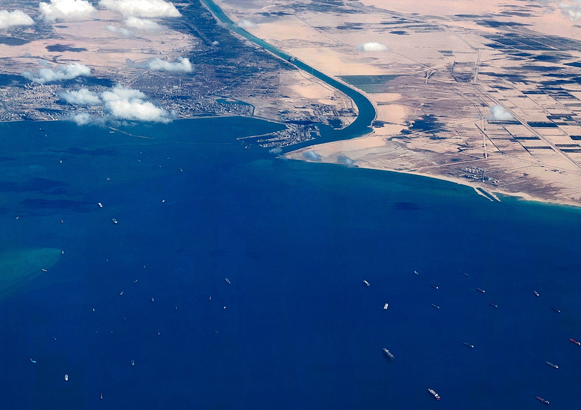 Four dead, four missing after oil barge sinks in Gulf of Suez: Egypt gov’t