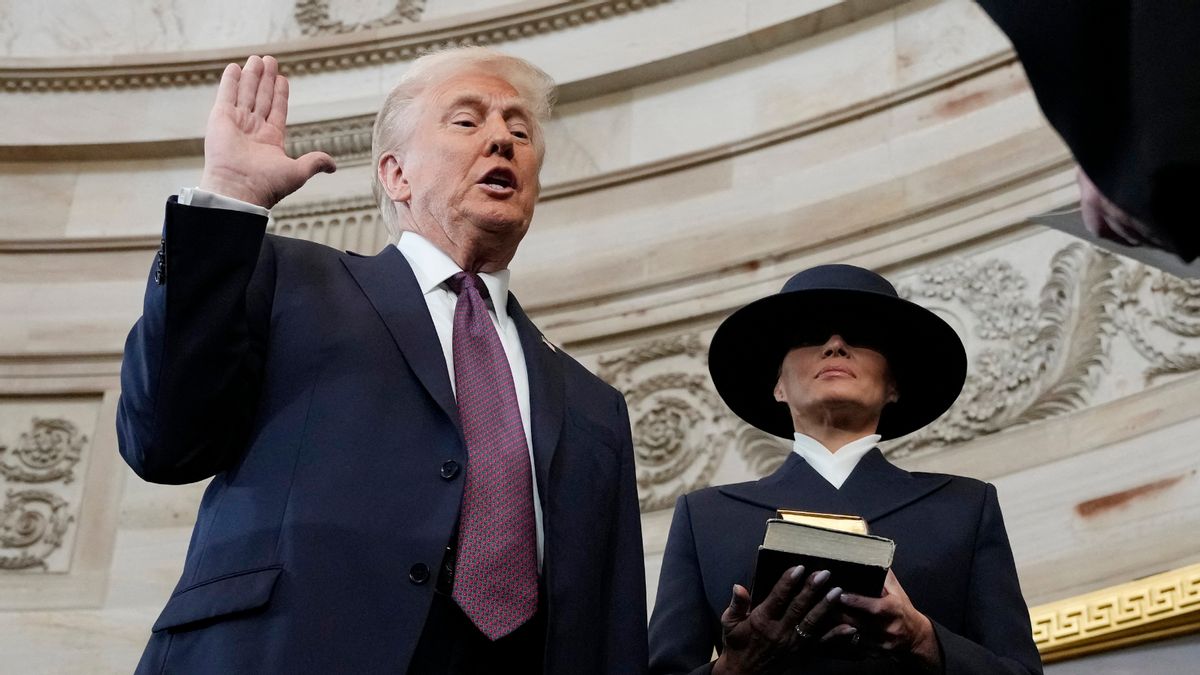 Rumor Has It Trump Took Oath of Office Without Placing Hand on Bible. We Checked the Footage
