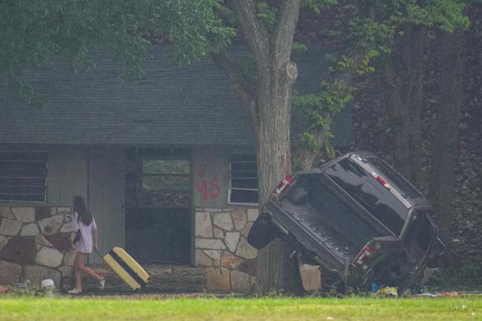 Risk of further floods in Texas during desperate search for missing as death toll tops 80