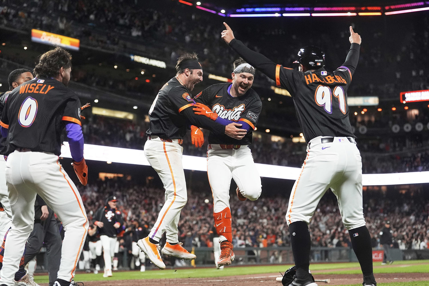 Giants catcher Bailey makes history with game-ending, inside-the-park home run