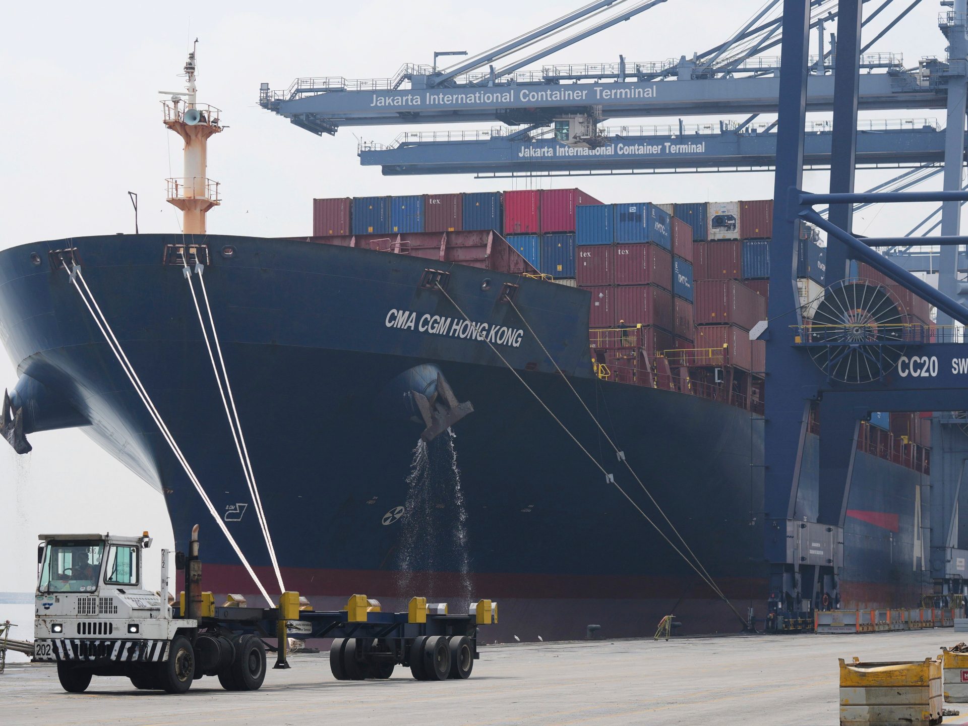 Trump issues new tariffs for six countries, including Iraq and the Philippines