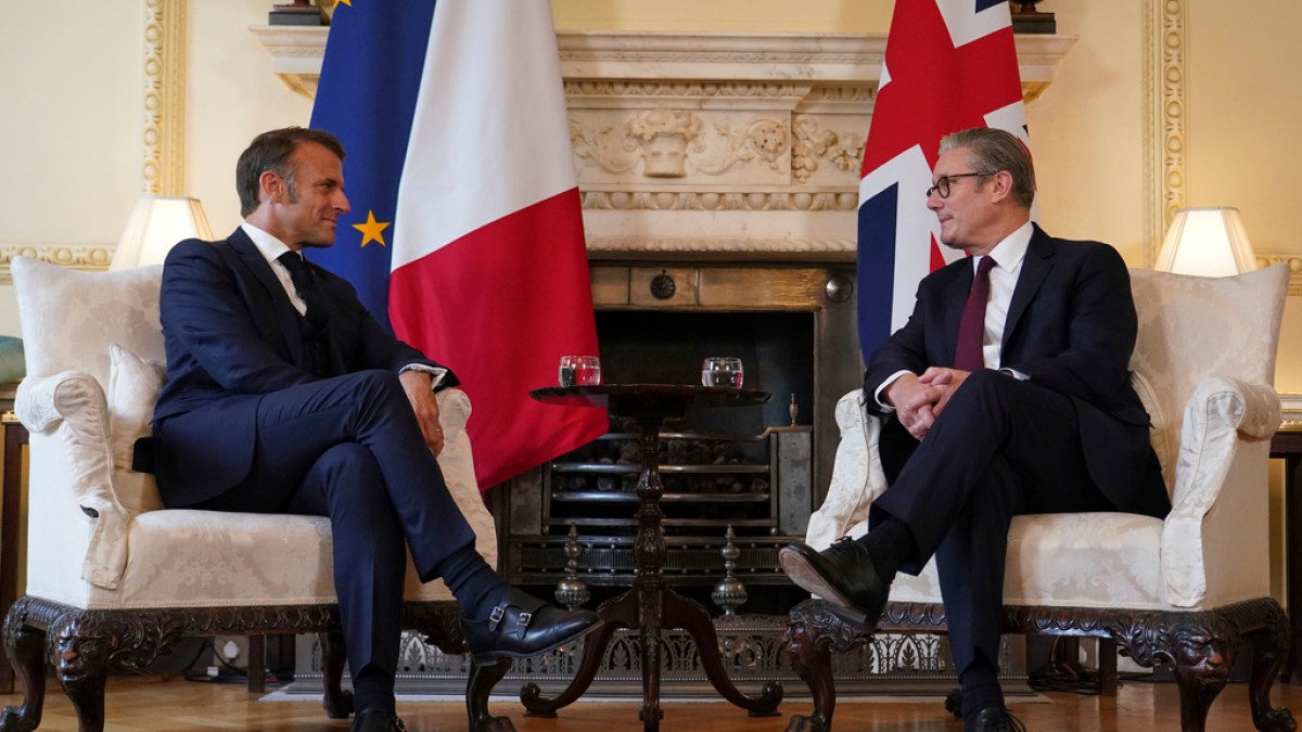 Starmer and Macron to announce ‘one in, one out’ returns of asylum seekers