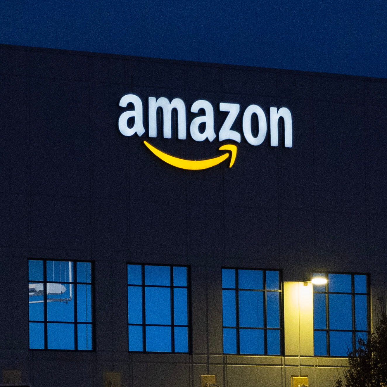 Trump’s Purge of Foreign Workers Arrives at Amazon’s Warehouses