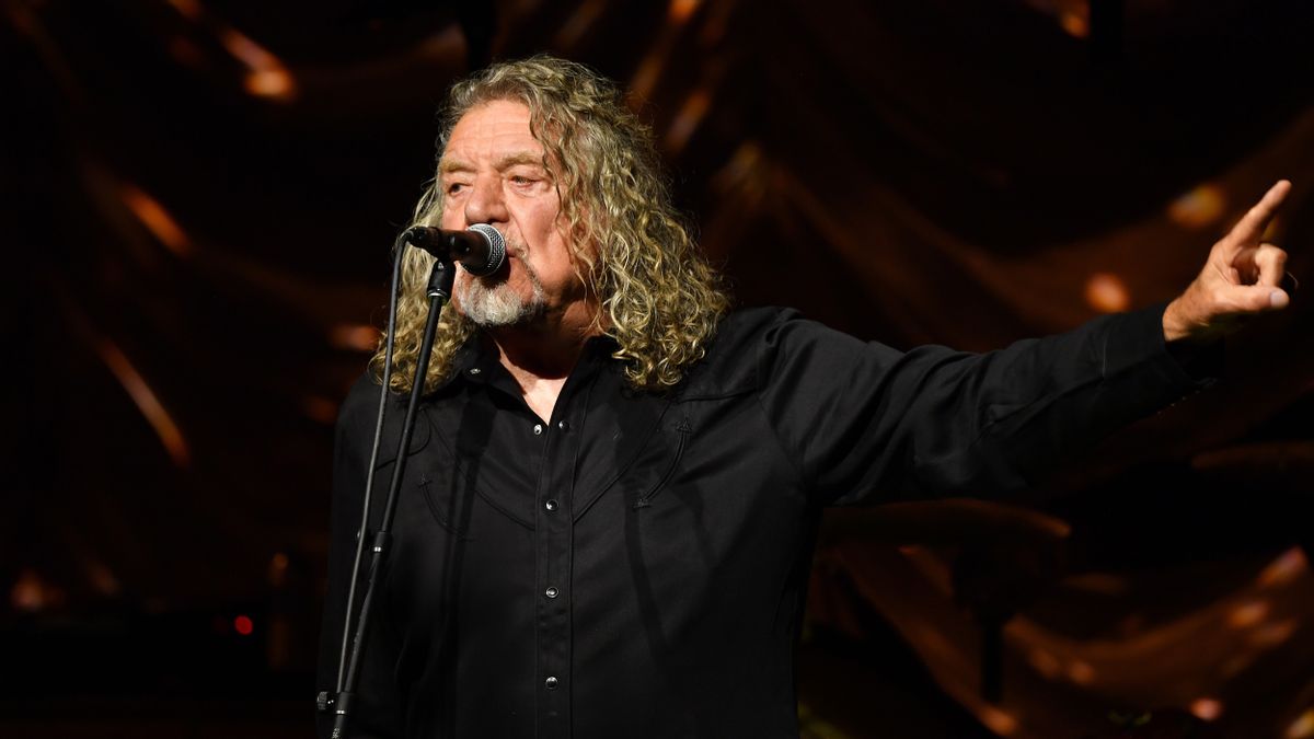 Led Zeppelin singer Robert Plant visited Texas to build shelters for flood victims?