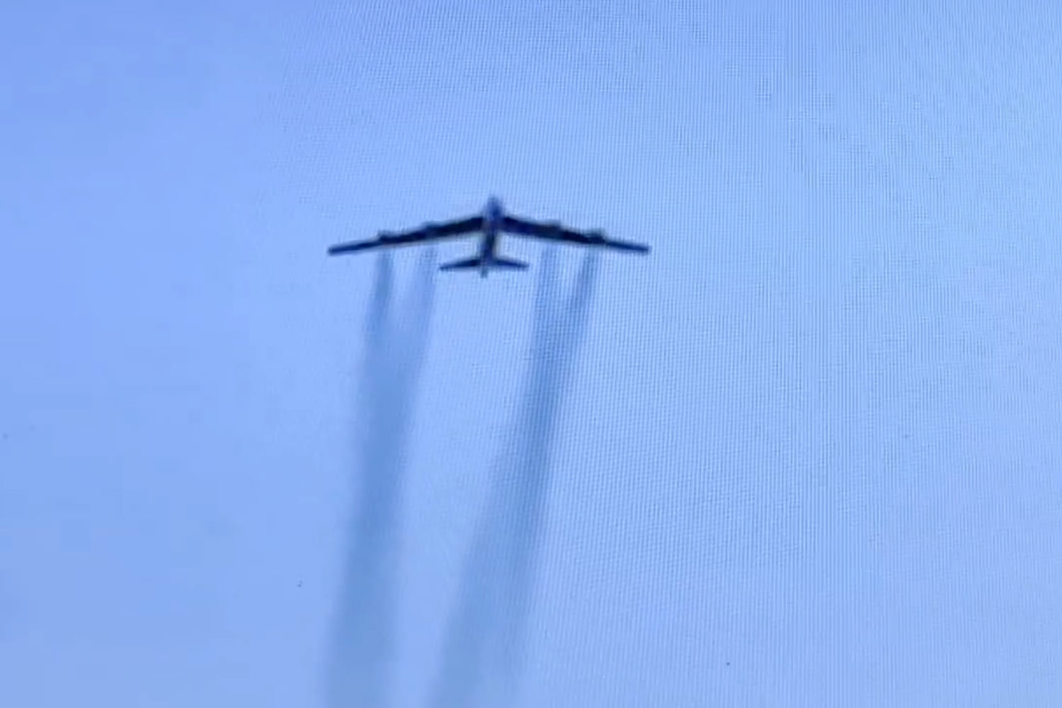 Near collision between B-52 and SkyWest jet was caught on camera