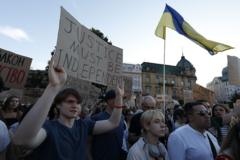Zelensky backtracks on law over anti-corruption bodies after protests