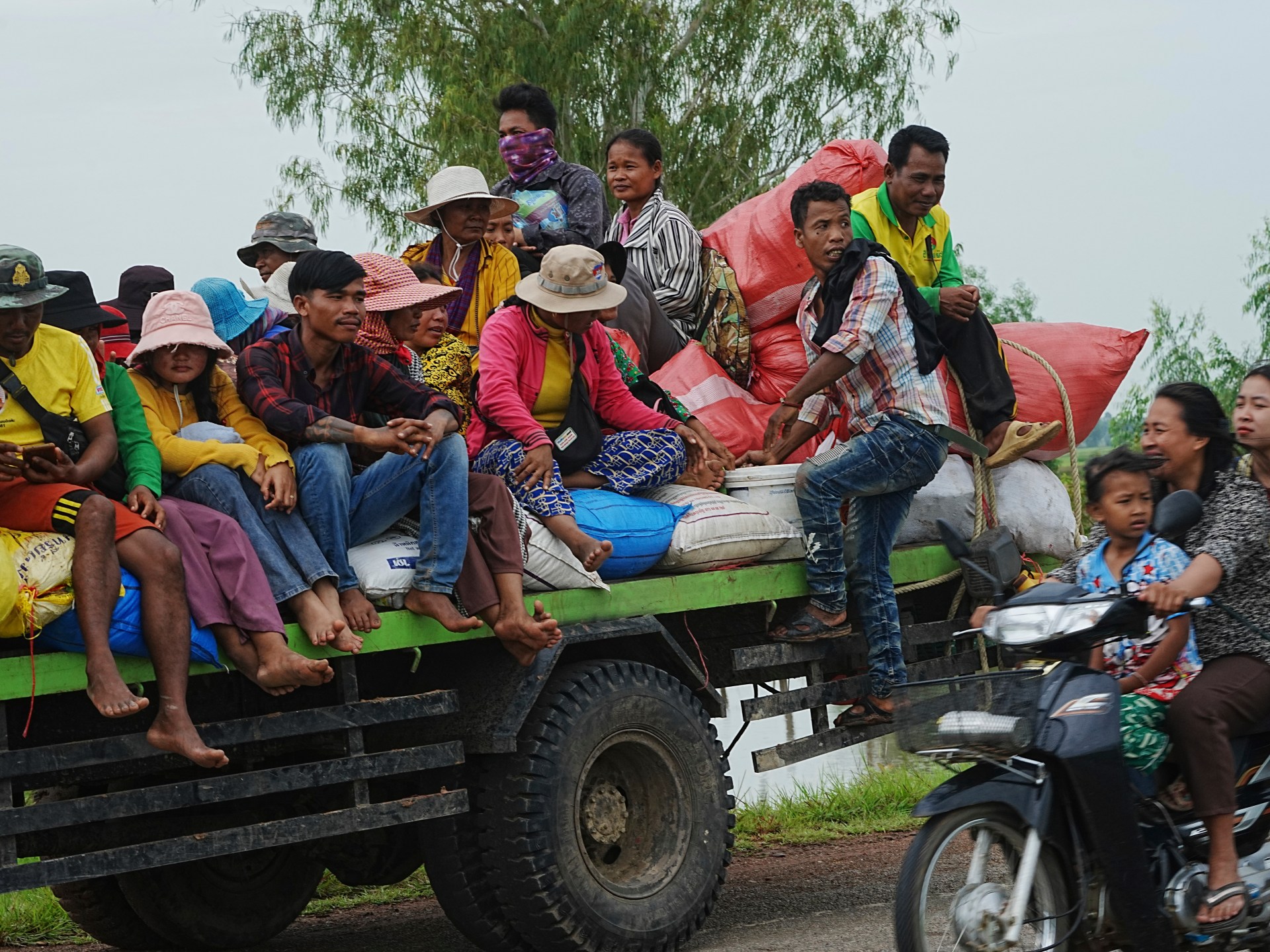 Cambodians flee border with Thailand as clashes continue for third day