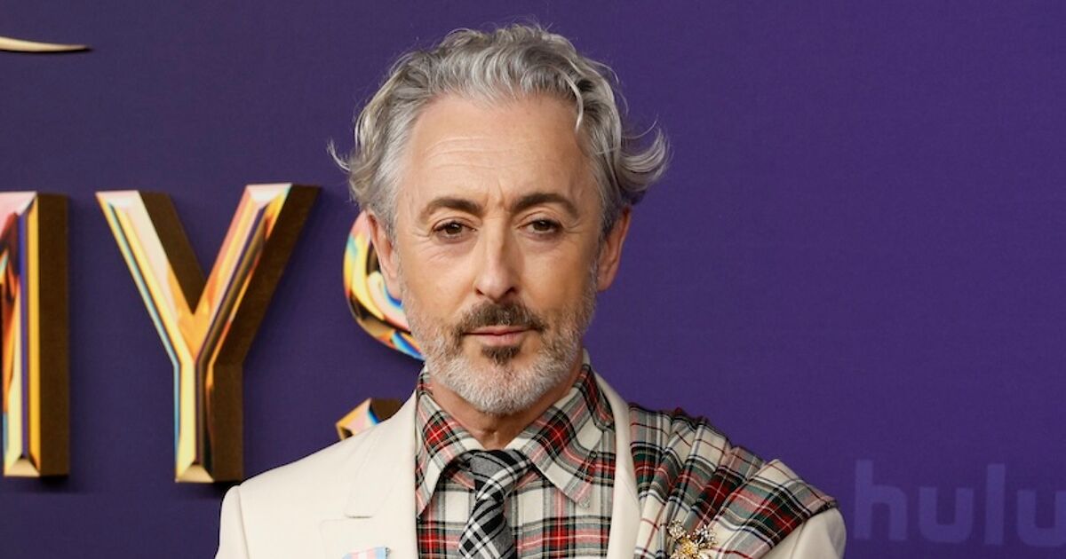 Alan Cumming calls trans people “actual superheroes”  & urges America to “give kindness a go”