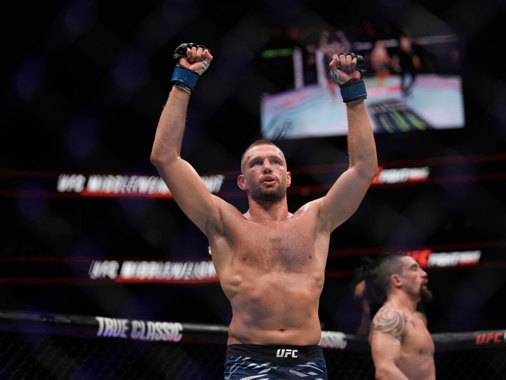 De Ridder beats Whittaker in split decision at UFC Abu Dhabi