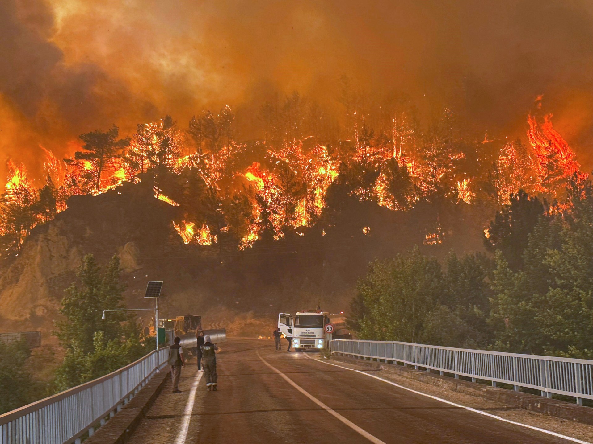 ‘Apocalypse’: Turkiye wildfires reach key northwest city as hundreds flee