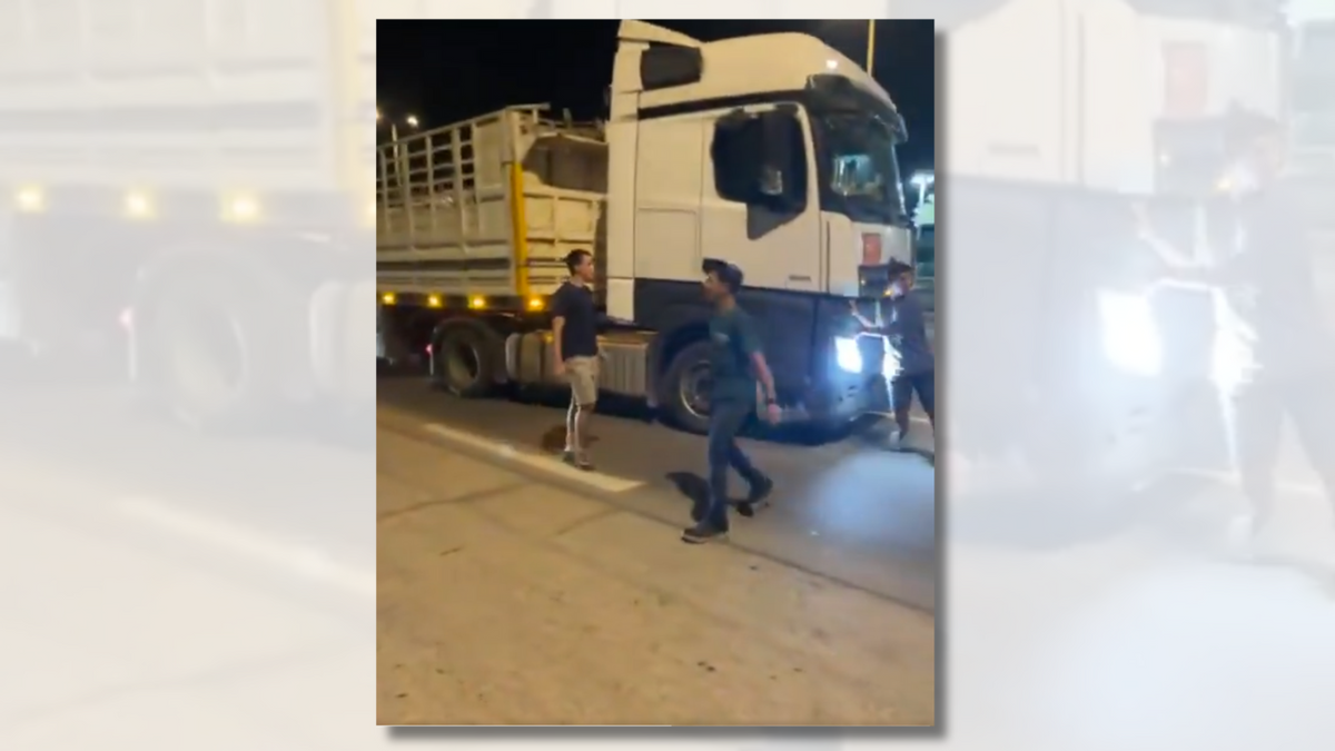 Videos show Israeli extremist group blocking aid trucks to Gaza