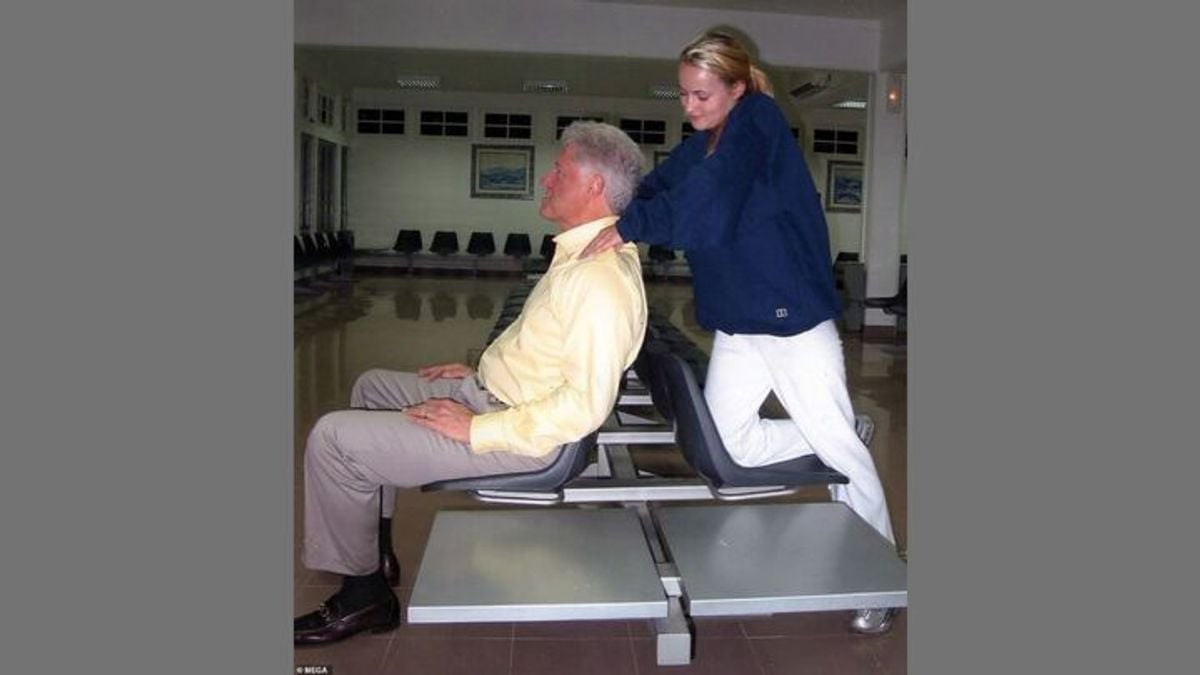Real photo shows Epstein accuser Chauntae Davies giving Bill Clinton shoulder massage in 2002