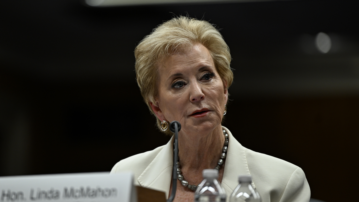 Linda McMahon interrupted by circus music at conservative conference?