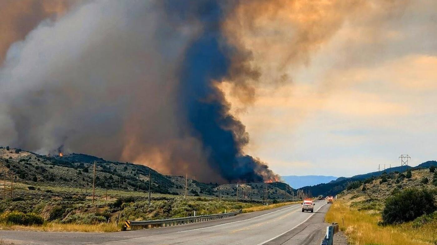 Colorado wildfires burn more than 120,000 acres as firefighters await better weather