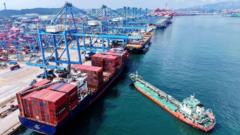 US and China extend trade truce to avoid tariffs hike